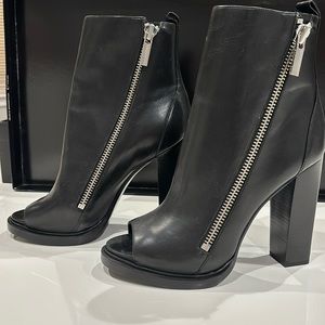 NEW Rachel Zoe Jillian Vachetta peep toe black leather booties size 10